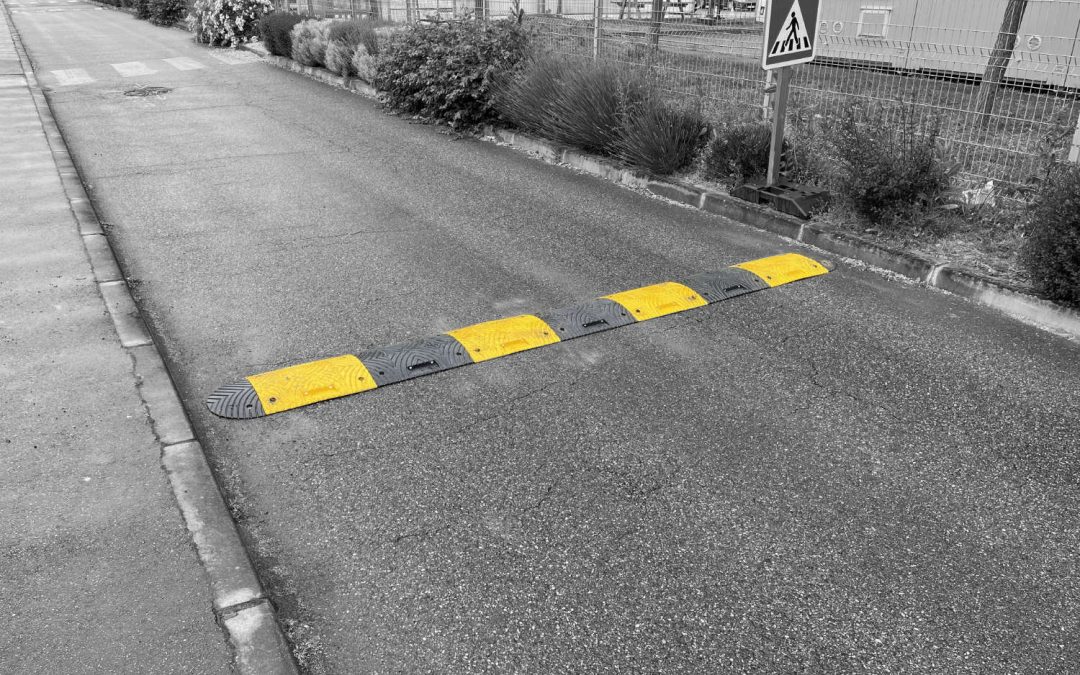 L’Utilité des Ralentisseurs dans les Entrepôts : Sécurité et Efficacité