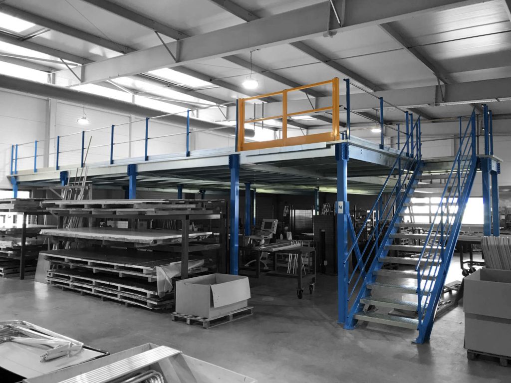 Plateforme de stockage atelier avec rambarde